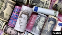 ARCHIVO - Ilustración muestra billetes de euro, dólar de Hong Kong, dólar estadounidense, yen japonés, libra británica y yuanes chinos. 