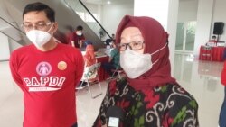 Kepala Dinas Kesehatan Kota Surabaya, Febria Rachmanita, memberikan keterangan mengenai pemberian vaksin Covid-19 di RSUD Dr. Soewandi Surabaya (foto Petrus Riski-VOA)