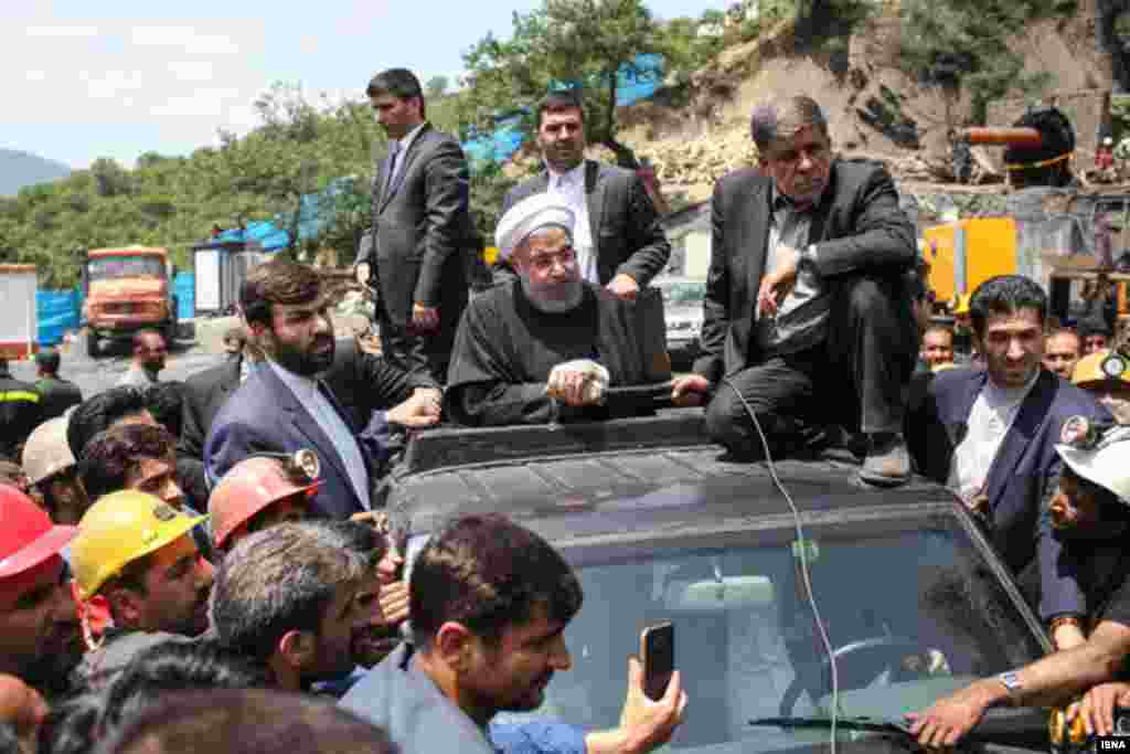 درباره بازدید حسن روحانی از معدن یورت استان گلستان چه فکر می کنید؟ برخی آن را تبلیغاتی دانستند، برخی آن را به شجاعت او برای شنیدن اعتراض کارگران تعبیر کردند. شما چه فکر می کنید؟