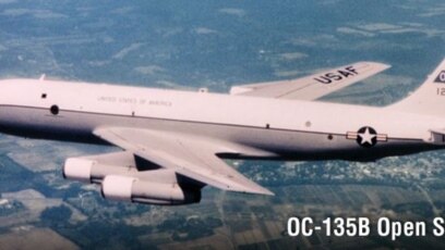Máy bay thám thính OC-135B thuộc Phi đội 45 Thám thính đang thi hành nhiệm vụ trong khuôn khổ Hiệp ước Bầu trời mở. (US Air Force)