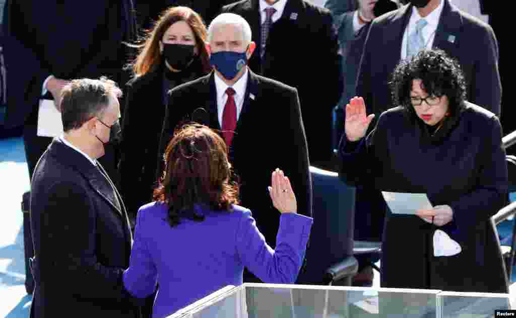 အေမရိကန္ ဒုသမၼတ Kamala Harris က်မ္းသစၥာက်ိန္ဆိုေနတဲ့ ျမင္ကြင္းတခ်ိဳ႕။