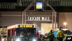 Nhân viên cấp cứu đứng trước cửa của Trung tâm thương mại Cascade, hiện trường của một vụ nổ súng khiến nhiều người thiệt mạng, ngày 23 tháng 09 năm 2016, tại Burlington, bang Washington.