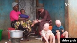 Lazarus Chigwandali bersama keluarganya di Lilongwe, Malawi. (Photo: videograb)