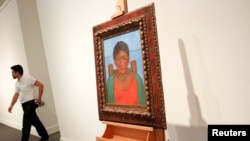 Lukisan seniman Frida Kahlo "Nina Con Collar" dipajang di balai lelang Sotheby's di New York (14/11). 