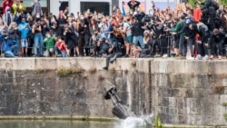 Građani bacaju u vodu spomenik Edvardu Kolstonu u Bristolu u Engleskoj