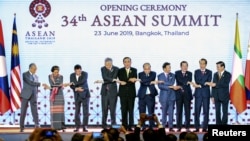 東盟國家領導人2019年6月23日在泰國曼谷舉行的第34屆東盟峰會上合影。