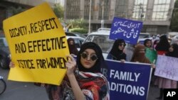 Manifestación en favor de las mujeres en Karachi, Pakistán, el viernes 6 de marzo de 2020. Las mujeres paquistaníes realizarán manifestaciones en todo el país para celebrar el Día Internacional de la Mujer el domingo 8 de marzo de 2020.