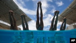 L'équipe de France plonge dans la piscine au cours d'une session de formation du tournoi de qualification pour la natation synchronisée comptant pour les Jeux Olympiques au Centre aquatique Maria Lenk à Rio de Janeiro, au Brésil, le vendredi 4 mars 2016. Le tournoi est aussi un événement de test pour les Jeux Olympiques de Rio 2016 . (AP Photo/Felipe Dana)