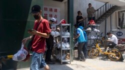 北京街头的一名戴着口罩的食品外卖员。(2020年6月19日)