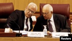 Perunding Palestina Saeb Erekat (kiri) berbicara dengan Ketua Arab League Nabil el-Araby dalam pertemuan di Kairo (11/8).