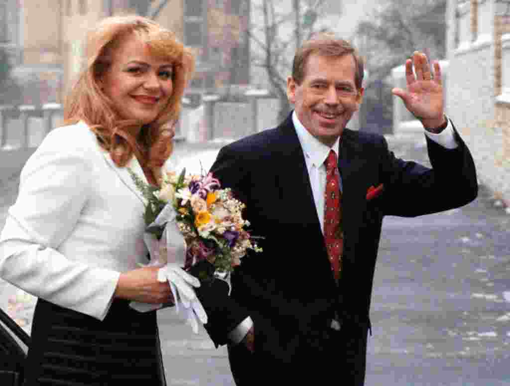 Havel dan artis Dagmar Veskrnova pasca pernikahan mereka, Januari 1997. Istri Havel Olga, meninggal dunia bulan Januari 1996 setelah menikah 32 tahun (AP).