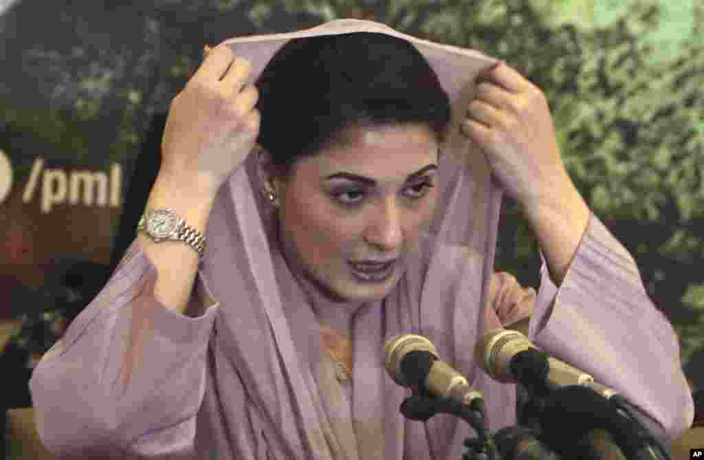 این زن ۴۵ ساله، &laquo;مریم نواز&raquo; نام دارد که دختر نواز شریف، نخست وزیر پیشین پاکستان است. پدر او به جرم فساد زندانی شده و او در یک نشست خبری، خواستار انتقال آقای شریف به بیمارستان است.&nbsp;
