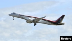 일본 미쓰비시 항공이 개발한 제트 여객기 MRJ가 11일 나고야 공항에서 이륙하고 있다.