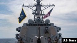 美国海军导弹驱逐舰“马斯廷”号（USS Mustin）本月28日穿越帕拉塞尔群岛水域。