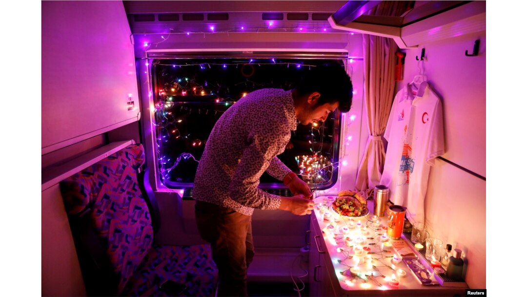 Sinan Usta, mahasiswa berusia 24 tahun, menghias kamar tidurnya dengan lilin-lilin dan lampu-lampu pada saat Eastern Express melintas Provinsi Kayseri dari Ankara menuju Kars, Turki, 9 April 2018.