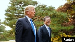 지난해 11월 정상회담을 위해 방한한 도널드 트럼프 미국 대통령(왼쪽)과 문재인 한국 대통령이 청와대에서 걸어가고 있다. 
