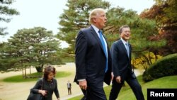 美国总统川普和韩国总统文在寅在韩国首尔的总统府青瓦台散步。