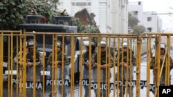 La policía antidisturbios hace guardia detrás de una barricada que impide el acceso al edificio del Congreso en Lima, Perú, el martes 1 de octubre de 2019. (AP Foto / Martín Mejía)