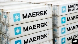 Peti kemas perusahaan A.P. Moller-Maersk di Panama Canal, 31 Januari 2014 (Foto: dok). Perusahaan angkutan dan logistik global Denmark mengatakan mereka telah memulihkan sebagian besar sistem teknologi informasinya setelah mengalami serangan siber pekan lalu.