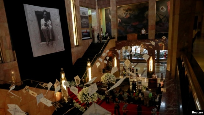 La gente se reúne para rendir tributo al artista plástico mexicano Francisco Toledo, en el Palacio de Bellas Artes, en Ciudad de México. Toledo falleció jueves 5 de septiembre en Oaxaca, su estado natal. Reuters/Henry Romero.