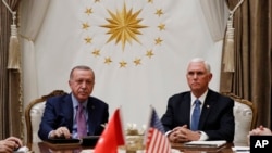 Wakil Presiden Mike Pence bertemu dengan Presiden Turki Recep Tayyip Erdogan di Istana Kepresidenan untuk mengadakan pembicaraan tentang Kurdi dan Suriah, Kamis, 17 Oktober 2019, di Ankara, Turki. (Foto: AP/Jacquelyn Martin)