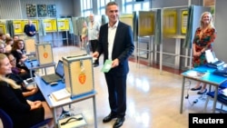 Incumbent Norwegian Prime Minister Jens Stoltenberg casts his ballot at a polling station in Oslo September 8, 2013.