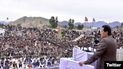 وزیر اعظم عمران خان ضلع مہمند میں جلسہ عام سے خطاب کرتے ہوئے۔
