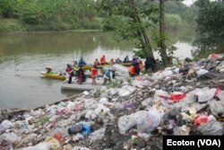 Tumpukan sampah nampak berada di pinggiran sungai Surabaya, di wilayah Kabupaten Gresik. (Foto: Courtesy/Ecoton)
