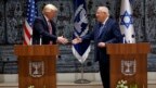 TT Mỹ Donald Trump, bên trái, bắt tay TT Israel Reuven Rivlin sau khi đọc tuyên bố hôm thứ Hai 22/5/2017, ở Jerusalem. (AP Photo/Evan Vucci) 