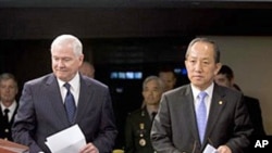 US Defense Secretary Robert Gates (l),and his South Korean counterpart Kim Tae-young at the Pentagon, 08 Oct 2010