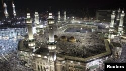 Tín đồ Hồi giáo hành hương cầu nguyện tại đền thờ Grand trong lễ Hajj hàng năm tại thánh địa Mecca, ngày 22/10/2012