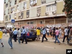 Manifestantes em debandada perante a violência policial