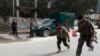 نیروهای امنیتی افغان در حال دویدن پس از حمله انتحاری در جلال آباد - ۲۹ اسفند ۱۳۹۲