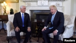 英國首相約翰遜（右）2019年9月5日會見美國副總統彭斯（左）