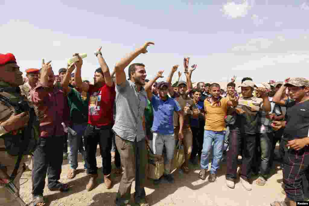 Volunteers who have joined the Iraqi Army to fight against the predominantly Sunni militants chant slogans, Baghdad, June 13, 2014. &nbsp;