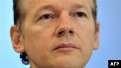Người sáng lập Wikileaks, ông Julian Assange, hiện vẫn bị tạm giam trong một nhà tù ở Anh