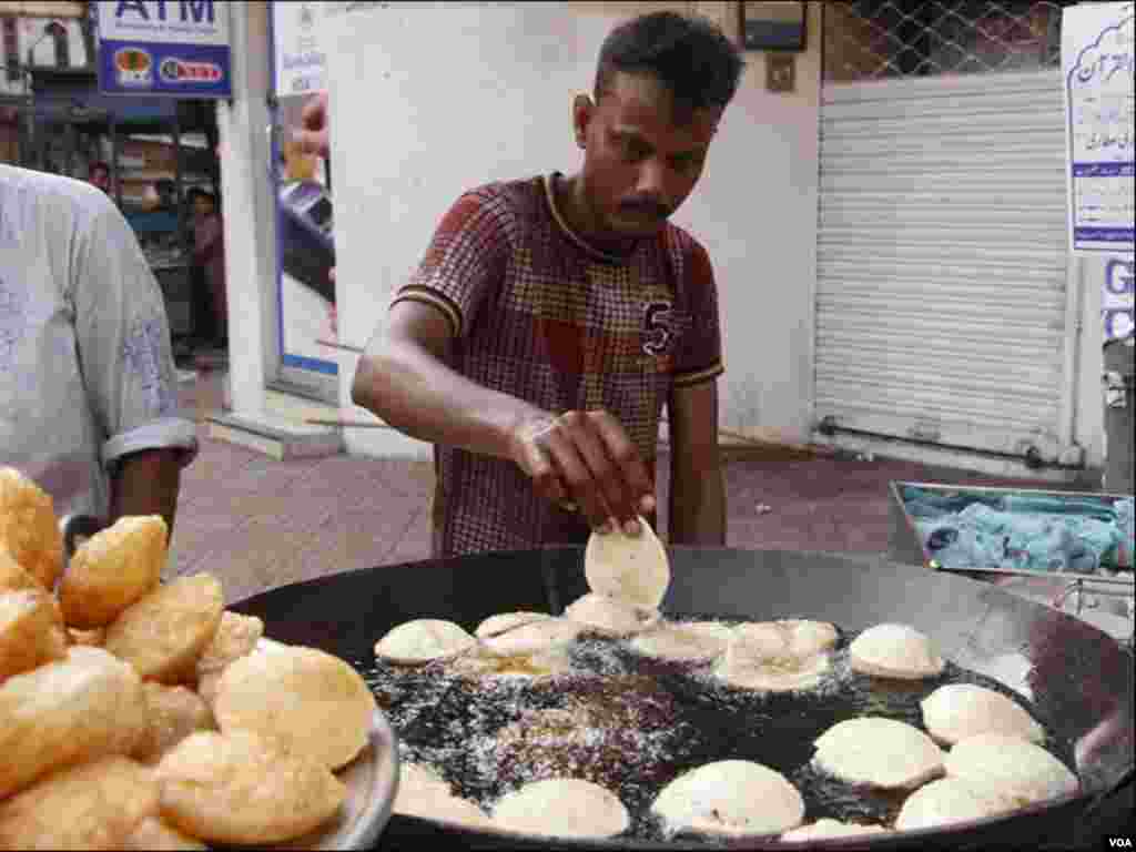 کراچی: ایک دکان پر افطاری کیلئے کچوریاں تیار کیجارہی ہیں