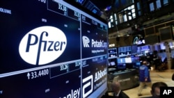 Логотип компании Pfizer, воспроизведенный в здании Нью-Йоркской фондовой биржи (архивное фото) 