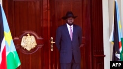 Le Président de la République du Soudan du Sud, Salva Kiir, attend le Secrétaire général de l'ONU à Juba, le 25 février 2016.