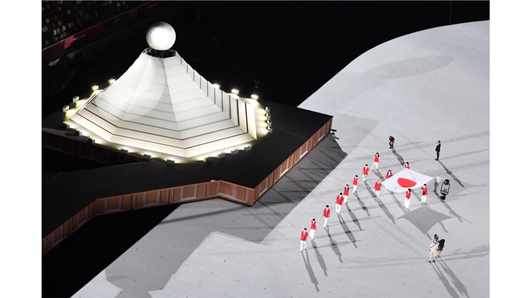 Bendera nasional Jepang dibawa ke lapangan dalam upacara pembukaan Olimpiade Tokyo 2020, di Stadion Olimpiade, di Tokyo, 23 Juli 2021. (AFP)