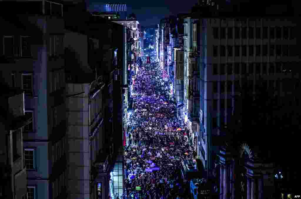 Des femmes défilent sur l'avenue Istiklal à Istanbul, le 8 mars 2018, lors d'une manifestation à l'occasion de la Journée internationale des droits des femmes.