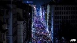 Des femmes défilent sur l'avenue Istiklal à Istanbul, le 8 mars 2018, lors d'une manifestation à l'occasion de la Journée internationale des droits des femmes.