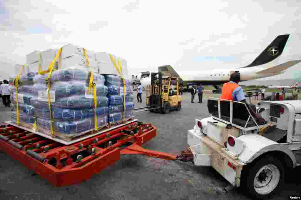 Dana bantuan dari Samaritan&#39;s Purse International Relief diangkut dengan troli di bandar udara Port-au-Prince, Haiti (6/10).&nbsp;(Reuters/Jeanty Junior Augustin)