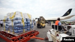 Acheminement d’aide par le Samaritan's Purse International Relief à l'aéroport de Port-au-Prince, Haïti, le 6 octobre 2016.