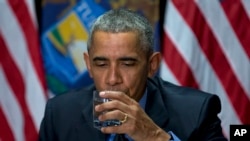Presiden Barack Obama meminum air di Flint yang sudah difilter selama briefing respon terhadap krisis air minum. Flint, Mich.