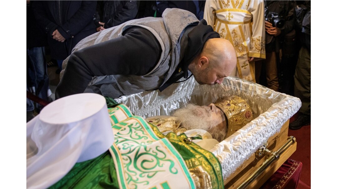 Vernici se uz prisustvo sveštenstva Srpske pravoslavne crkve i državnih zvaničnika opraštaju od preminulog partijarha SPC Irineja, tokom pandemije koronavirusa, u Hramu svetog Save, na Vračaru, Beograd, Srbija, 22. novembra 2020. (Foto: Rojters, Marko Đurica)