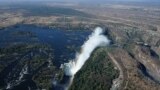 Un arc-en-ciel sur les chutes Victoria sur le Zambèze à la frontière entre la Zambie et le Zimbabwe, le 29 juin 2018.