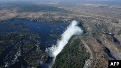 Un arc-en-ciel sur les chutes Victoria sur le Zambèze à la frontière entre la Zambie et le Zimbabwe, le 29 juin 2018.