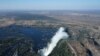 Un arc-en-ciel sur les chutes Victoria sur le Zambèze à la frontière entre la Zambie et le Zimbabwe, le 29 juin 2018.