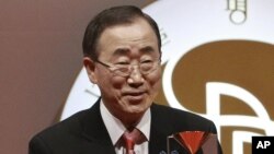 Ông Ban Ki Moon đoạt được giải thưởng Hòa bình Seoul vì điều mà ban tuyển chọn của giải thưởng này gọi là “thành quả xuất sắc trong việc giải quyết và ngăn chận những vụ xung đột quốc tế”